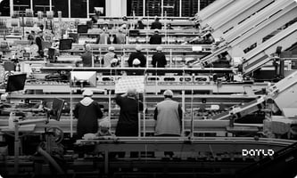 Grupo de homens em uma fábrica industrial, representando a equipe de operação e gestão na indústria alimentícia, ilustrando a importância do mapeamento comercial detalhado oferecido pela Categoria Datlo, que vai além das classificações genéricas como a CNAE.
